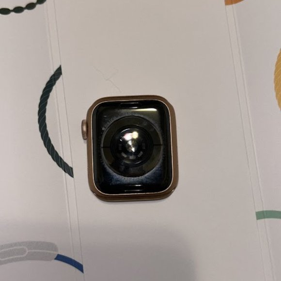 Rose Gold Apple Watch Series 5 GPS + Cellular - Picture 3 of 6